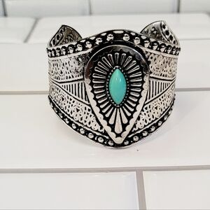 Nwot Ladies Silver Tone Cuff Style Wristband Bracelet With Turquoise Gem Detail